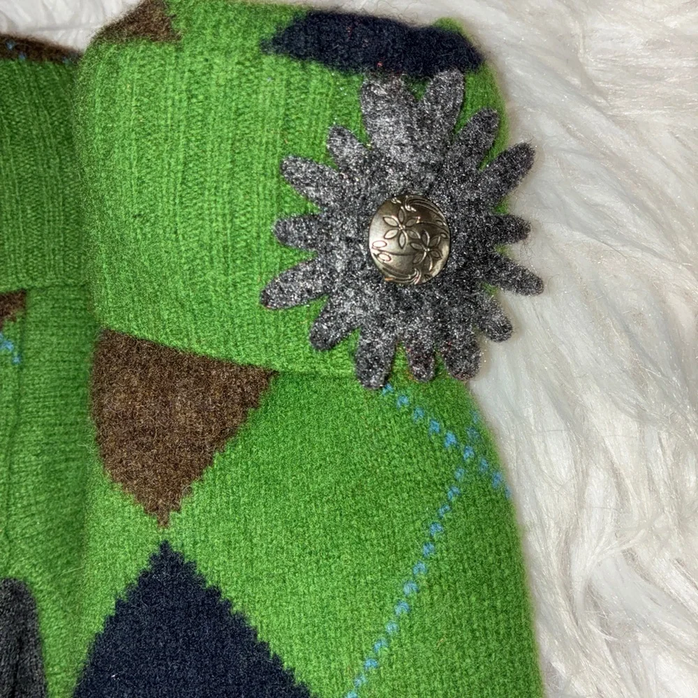 Artwork Mittens/Gloves gently‎ used.